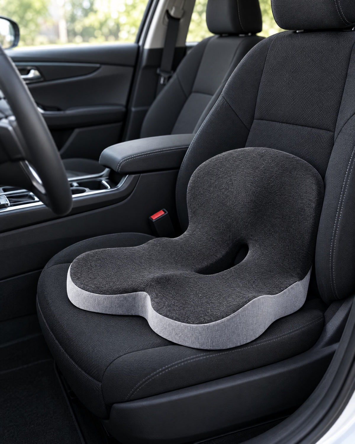 Almohadón ortopédico sobre el asiento de un auto
